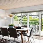 3 Bedroom Beautiful In Feriehus